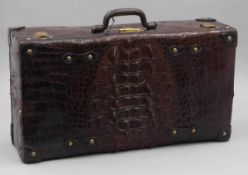Koffer Spätes 19. Jahrhundert. Dunkelbraunes Krokoleder. 36 x 65 x 20 cm. - Zustand: Ber.