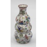 Vase China, Mitte 20. Jahrhundert. Heller Scherben. Polychrom bemalt. H. 22 cm. Rote Bodenmarke (