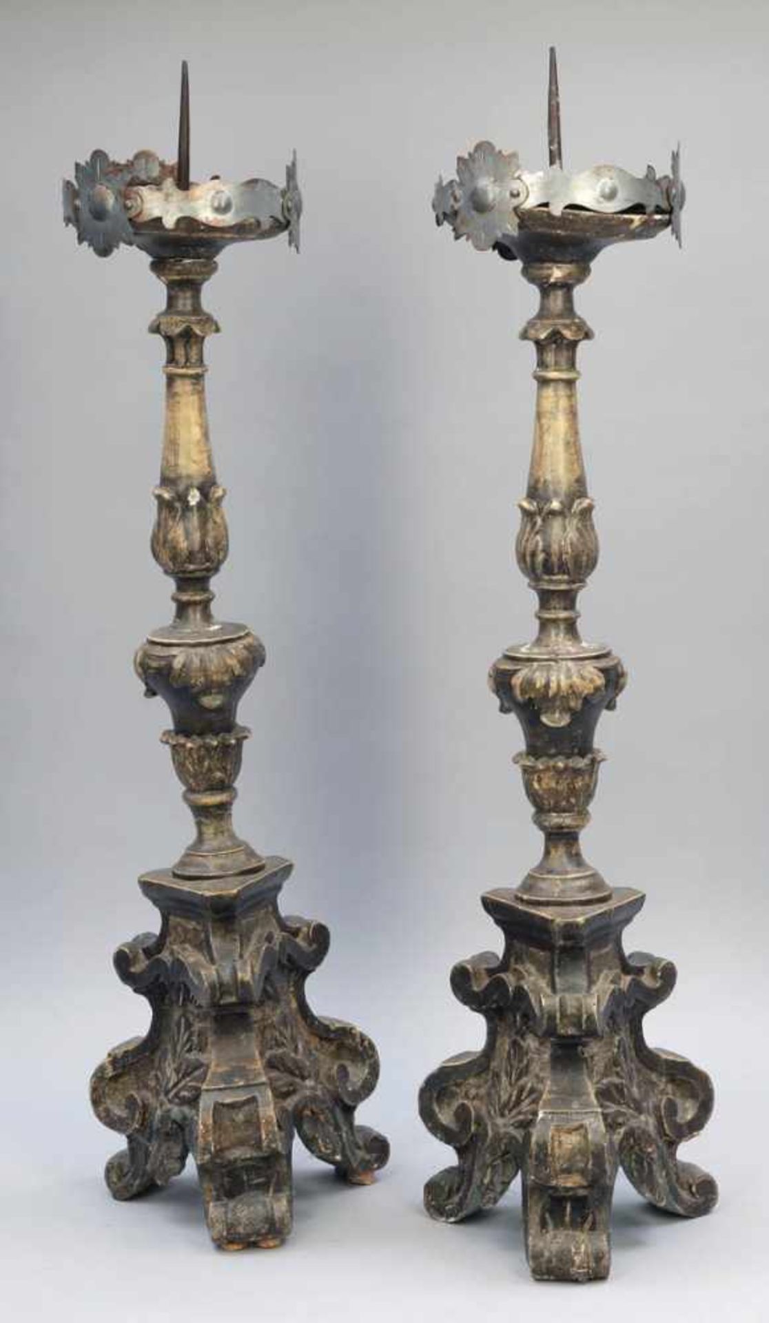 Paar Kirchenleuchter Frankreich, 19. Jh. Holz, gefasst. H. 83 cm. Rest.bed. Auf drei ausgestellten