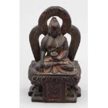 Buddha Nepal, 19. Jahrhundert. Stein. H. 17 cm. Reste von rotem Beopferungspuder. Auf einem