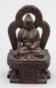 Buddha Nepal, 19. Jahrhundert. Stein. H. 17 cm. Reste von rotem Beopferungspuder. Auf einem