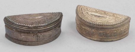 2 Deckeldosen in Halbkreisform Siam, um 1900. Silber. Bis 4 x 9,5 x 4 cm. Ges.-Gew. 226 g.