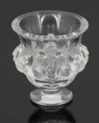 Vase "Dampierre" Lalique, Wingen-sur-Moder. Farbloses Glas, formgepresst, z. T. mattiert. Unter