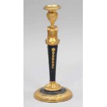Empire-Tafelleuchter Frankreich, um 1810. Bronze, feuervergoldet. H. 30 cm. Best. Auf rundem,