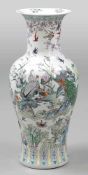 Bodenvase Large Vase China, 1875-1908. - Famille Verte - Porzellan. Polychrom bemalt. H. 93 cm.