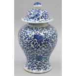 Deckelvase China, um 1900. Porzellan. Blaue Unterglasurmalerei. H. 47 cm. Blaue Doppelkreismarke.