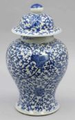 Deckelvase China, um 1900. Porzellan. Blaue Unterglasurmalerei. H. 47 cm. Blaue Doppelkreismarke.