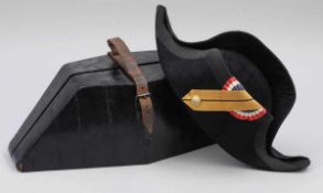 Hutschachtel mit Zweispitz Frankreich, 1. Hälfte 20. Jahrhundert. Hutschachtel aus Holz in