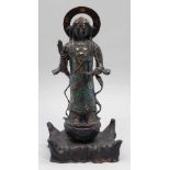 Guanyin China, um 1900. Bronze. Cloisonné. H. 51 cm. Stehende Darstellung auf einem Lotusthron mit