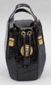 Handtasche Gianni Versace. Braunes Krokoleder. H. 35 cm. Bez. Hochformatige Tasche in Beuteloptik.