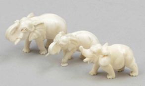 3 Elefanten Wohl Afrika, 20. Jahrhundert. Elfenbein. L. bis 7 cm. - Zustand: Leicht besch. Bitte