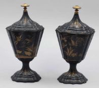 Paar Deckelvasen Wohl China, 19. Jahrhundert. Zink. Schwarz und gold bemalt. H. 33 cm. - Zustand:
