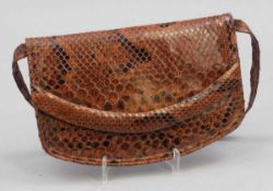 Handtasche Schlangenleder. 17,5 x 26,5 cm. Schlanke Tasche mit kurzem Trageriemen.