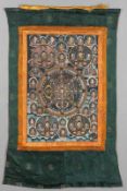 Thangka Nepal/Tibet, 19. Jahrhundert. Gouache/Leinen. Seidenbrokat. 70 x 46 cm. 118 x 79 cm. Runde