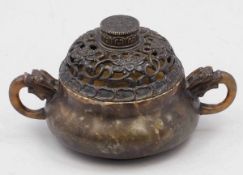 Räuchergefäß China, 19. Jahrhundert. Speckstein. Bronzedeckel. H. 9,5 cm. Durchbrochener Deckel