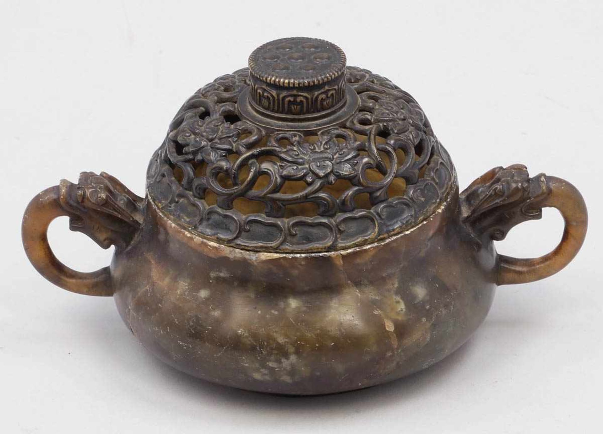Räuchergefäß China, 19. Jahrhundert. Speckstein. Bronzedeckel. H. 9,5 cm. Durchbrochener Deckel