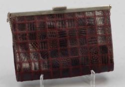 Handtasche Violettrotes Schlangenleder in Schachbrettoptik verarbeitet. 13 x 20 cm. Tragekette.