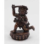 Darmapala Hayagriva mit Schwert Tibet, 19. Jahrhundert. Bronze. H. 14 cm. Dynamische Darstellung mit