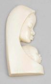 Schnitzrelief Afrika, 20. Jahrhundert. - Mutter mit Kind - Elfenbein. H. 10,5 cm. Bitte beachten