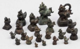 Konvolut Opiumgewichte Burma, 19. Jahrhundert. Bronze. H. 1,5 bis 7,5 cm. 21 Gewichte in