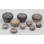 10 runde Deckeldosen Siam, um 1900. Silber. H. bis 7 cm. D. bis 9 cm. Ges.-Gew. 477 g. Ungemarkt.