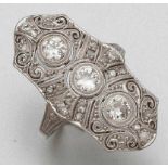Art Déco Ring mit Diamanten Um 1930 Platin, ungestemp. 3 Diamanten im Altschliff ca. 0,8 ct J-K Cr-