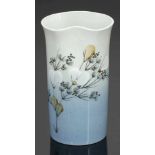 Vase mit Blütenzweig - Celeste Königliche Porzellanmanufaktur, Kopenhagen 1980-1984. Keramik, leicht