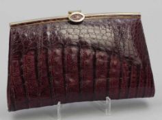 Handtasche Violett-rotes Krokoleder. 17 x 27 cm. Abnehmbarer Trageriemen. - Zustand: Minim. Besch.