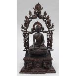 Sitzender Buddha mit Mandorla Nepal, 19. Jahrhundert. Bronze. Korallen. Türkise. H. 41 cm. -