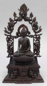 Sitzender Buddha mit Mandorla Nepal, 19. Jahrhundert. Bronze. Korallen. Türkise. H. 41 cm. -