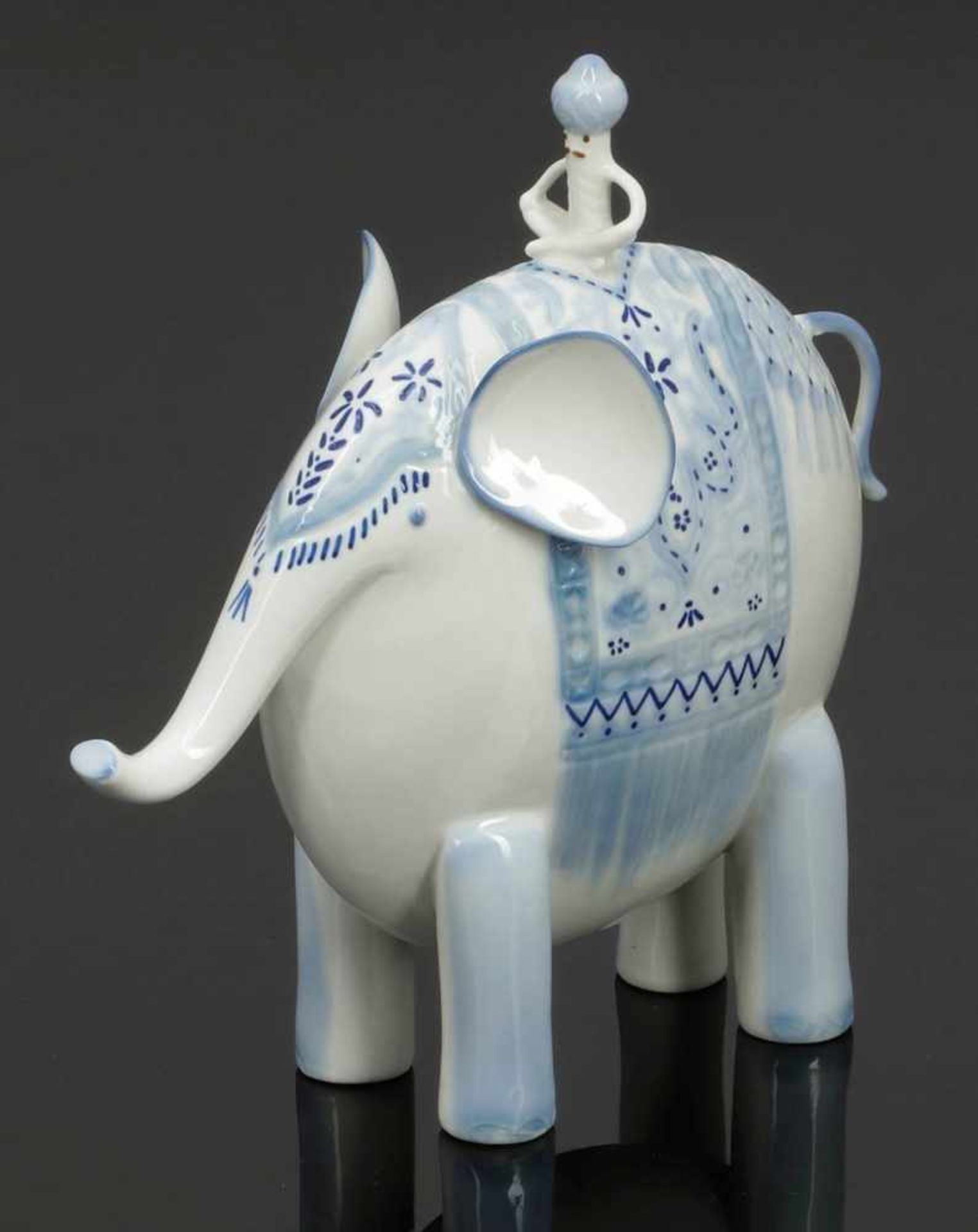 Elefant mit Mahout Porzellan, weiß, glasiert. Unter der Glasur blau bemalt. Unter der Glasur blaue