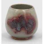 Vase China, wohl Ming-Dynastie. Keramik. H. 12 cm. Ungemarkt. Bauchiger Korpus mit Craquele.