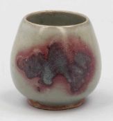 Vase China, wohl Ming-Dynastie. Keramik. H. 12 cm. Ungemarkt. Bauchiger Korpus mit Craquele.