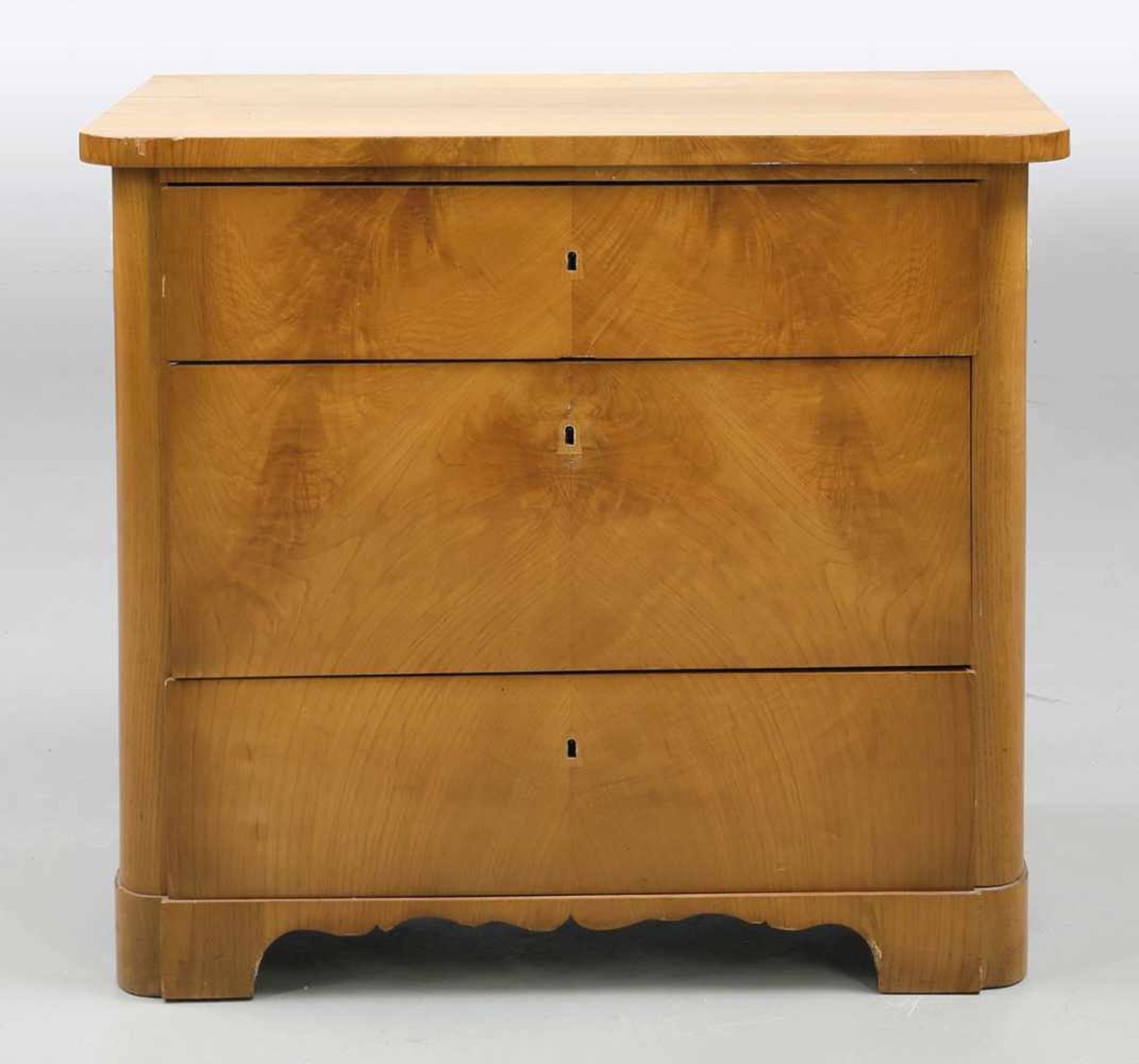 Biedermeier-Kommode Deutschland, um 1830. Esche. 77,5 x 93,5 x 51,5 cm. Auf vier Klotzfüßen.