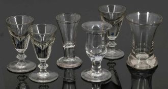 1 Schnapsglas (Wachtmeister), 1 Schnapsglas. 3 Weingläser für Gaststätten, 1 Kelchglas mit