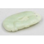 Anhänger China. Jade. 5,8 x 3 x 0,8 cm. Zierlicher Anhänger in Form zweier Zucchini.