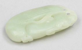 Anhänger China. Jade. 5,8 x 3 x 0,8 cm. Zierlicher Anhänger in Form zweier Zucchini.