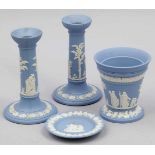 2 Leuchter, 1 Vase, 1 Schälchen Wedgwood. Hellblaue Jasperware (feinkörniges, unglasiertes