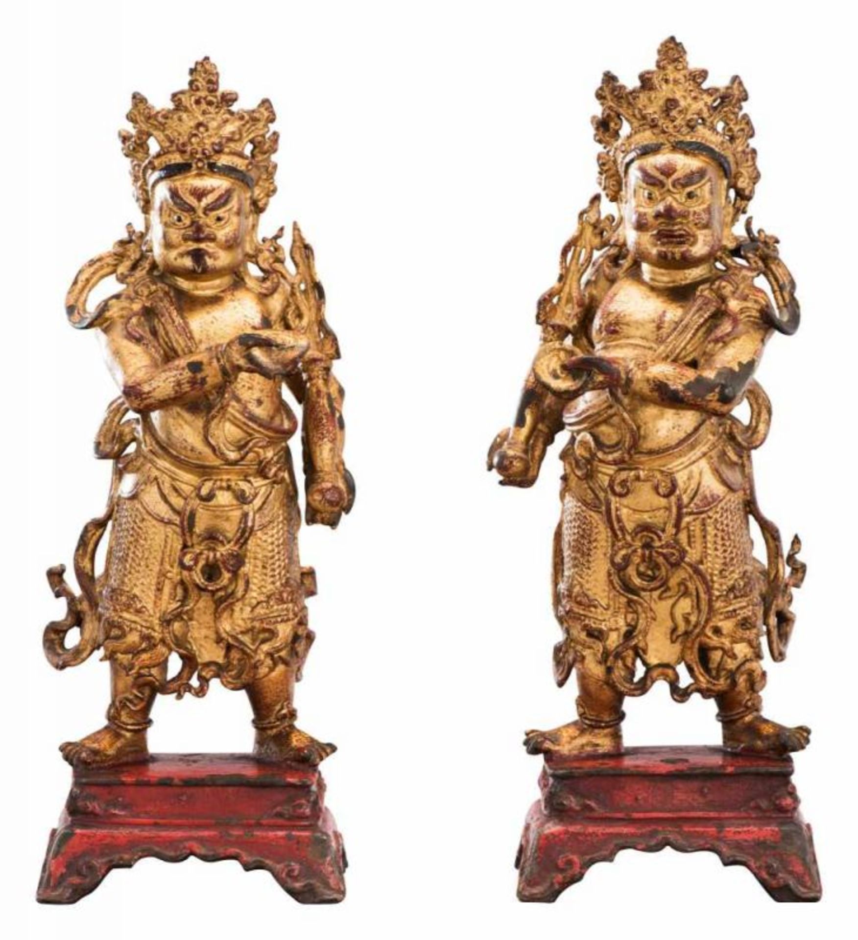 Paar buddhistische Wächterfiguren China 18. Jh. Bronze, lackvergoldet. Breitbeinig und in Rüstung