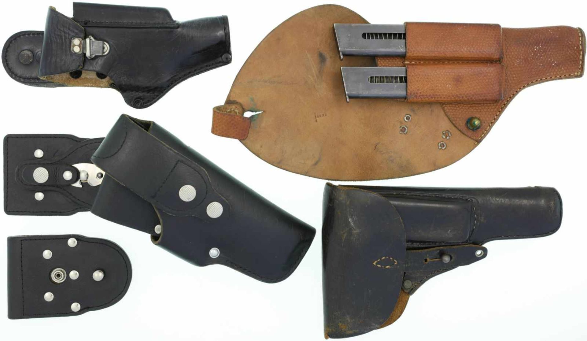 Konvolut von 4 Holster@ 1. Pistolenfutteral zu SIG 210, Leder schwarz, Fach für Reservemagazin. 2.