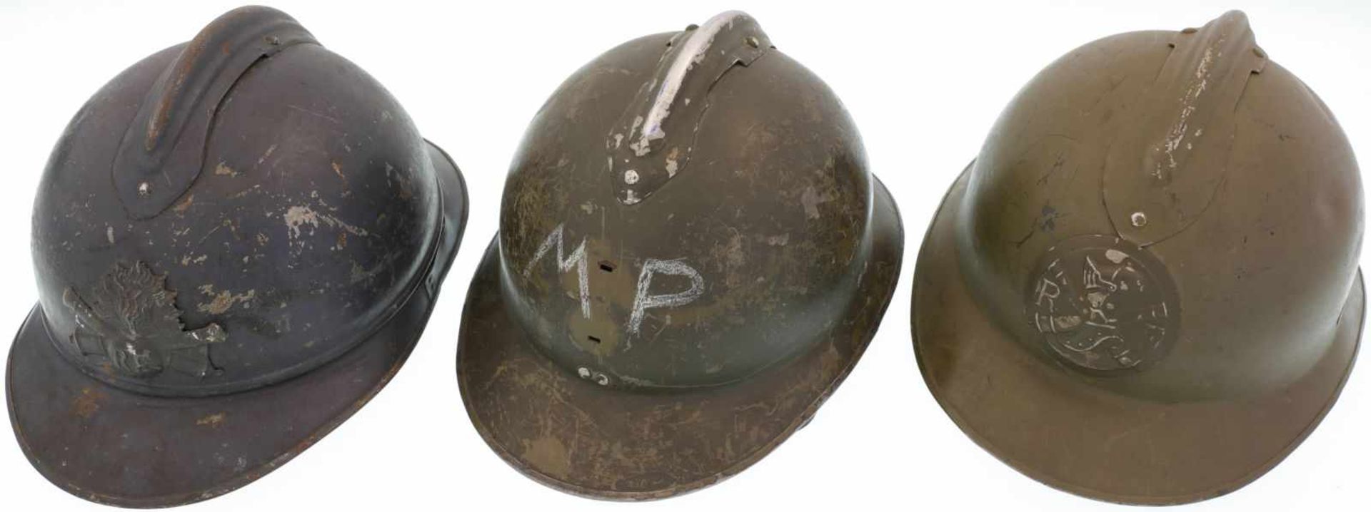 Konvolut von 3 französischen Stahlhelmen@ 1. Helm, schwarz, Emblem gekreuzte Kanonenrohre mit