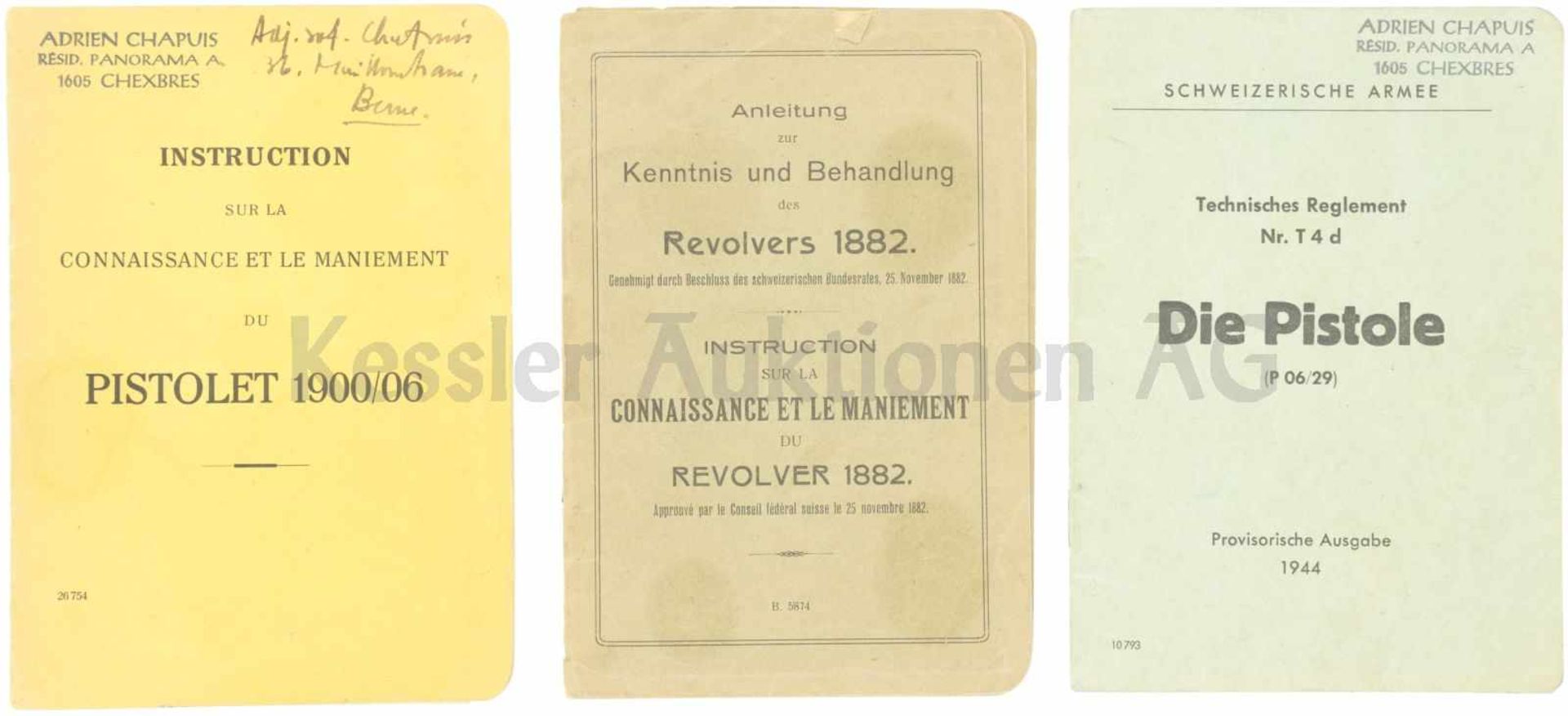 Konvolut von 3 Reglementen 1. Anleitung und Behandlung des Revolvers 1882. Sehr frühe Ausgabe in