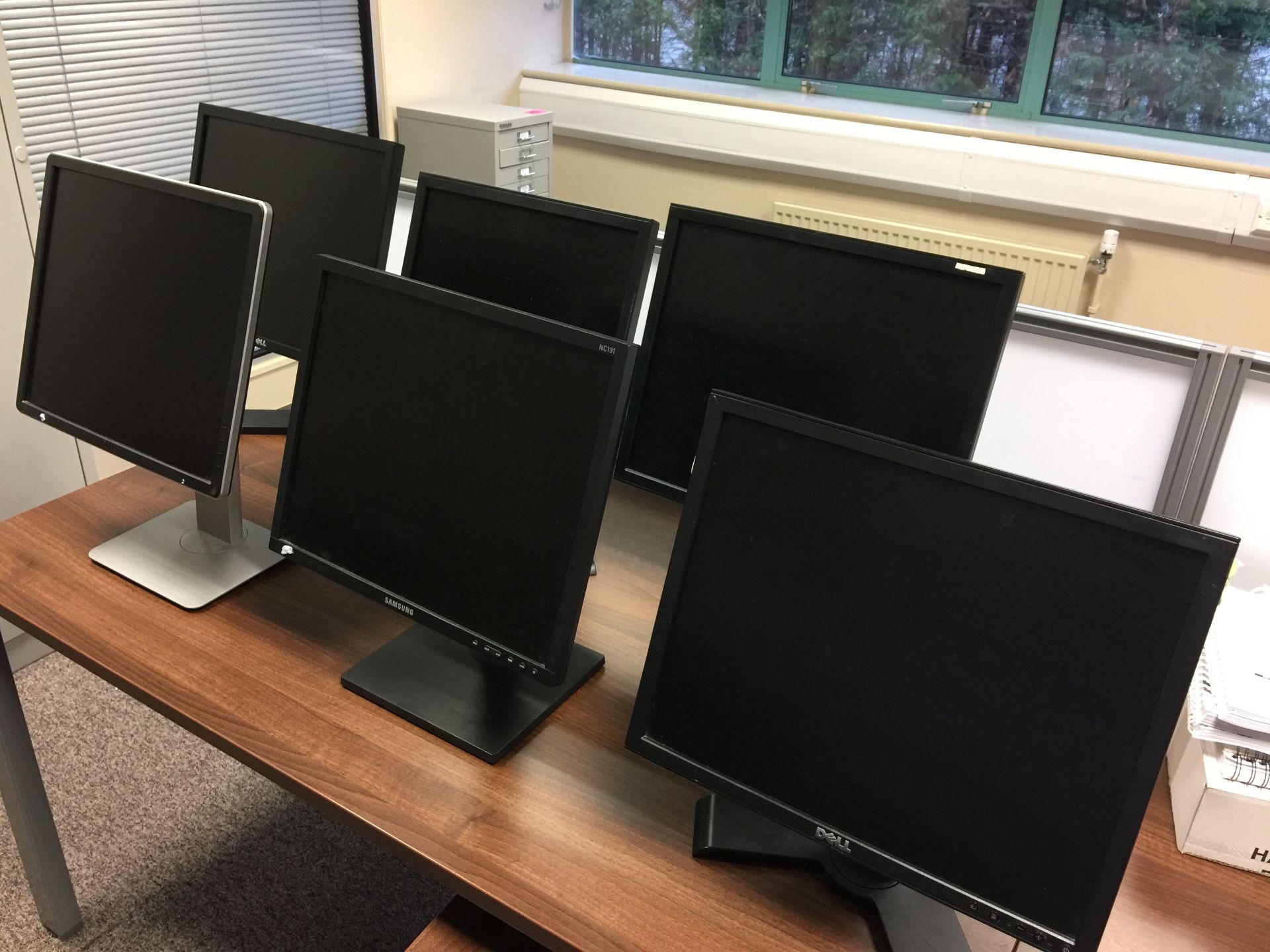 17 x Assorted 19" & 18" computer monitors - Image 4 of 4