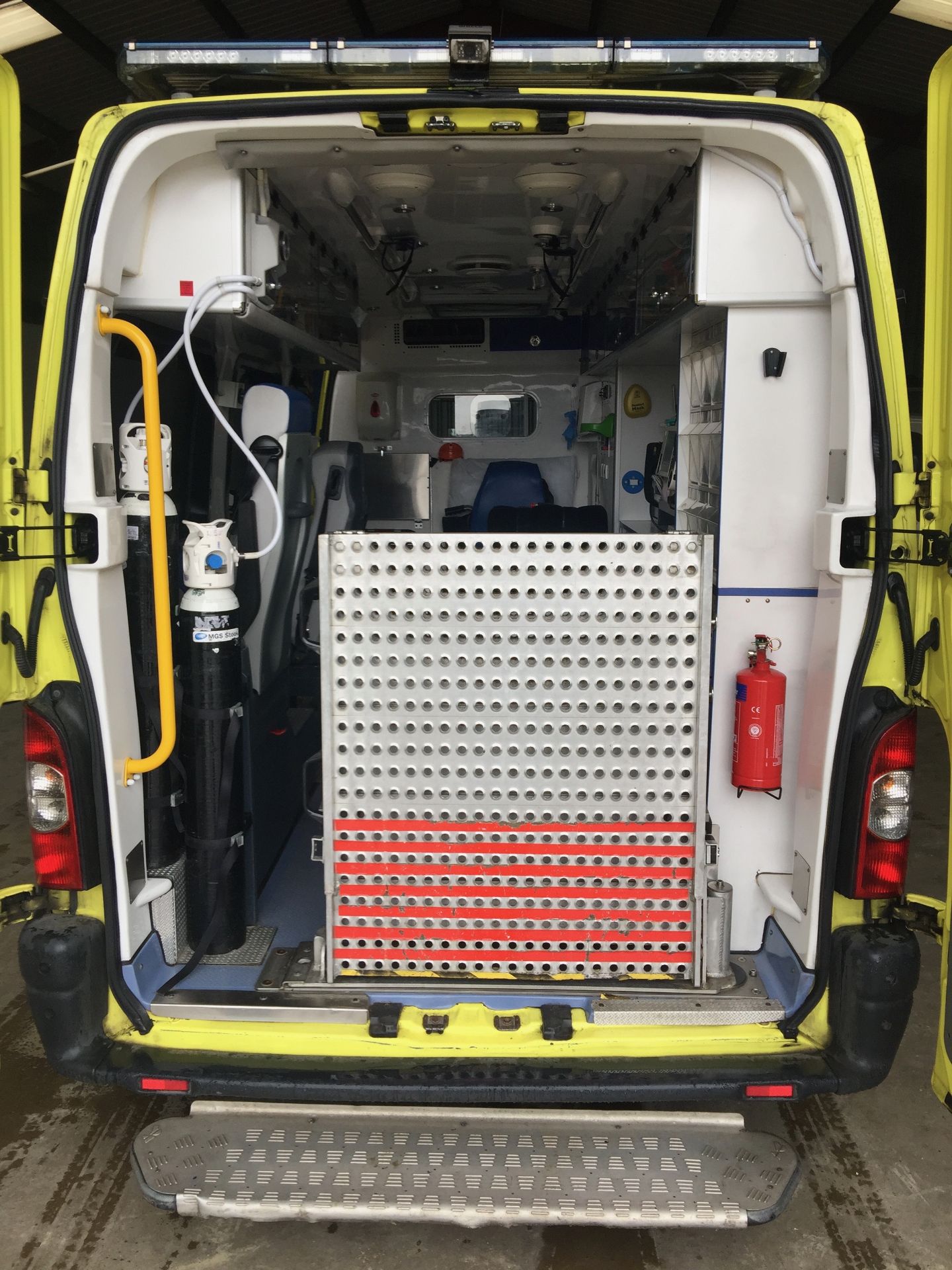 Renault Master standard body HDU ambulance Registration No BX09 LBJ, 322494 recorded miles, date - Image 8 of 12