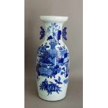 Große Bodenvase, China um 1900, Porzellan mit unterglasurblauer Blumenmalerei, balusterförmig,