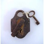 Vorhängeschloss um 1800, Eisen, mit Schlüssellochblende, passender Hohlschlüssel, korr., 10cm x 6,