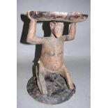 Hocker Westafrika 1.H.20.Jh., knieende weibliche Figur mit ausgeprägten Geschlechtsmerkmalen,