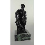 Bronzefigur, Sitzender Mann in römischer Uniform, auf Marmorsockel, Plinthe mit Giesserstempel "