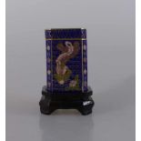 Cloisonné Deckeldose, China 20.Jh., oktagonale Form, auf Holzständer, h. 5cm