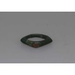 Römischer Fingerring aus Bronze, grüne Patina, ovale Platte mit eingravierter Figur, interessante
